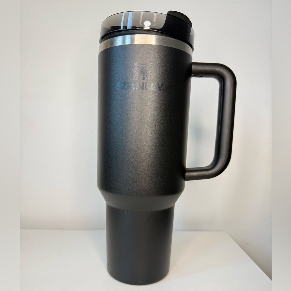 Stanley Black Travel Mug with Lid 40oz Quencher 2.0 Black Reyes Coca-Cola - Picture 3 of 17